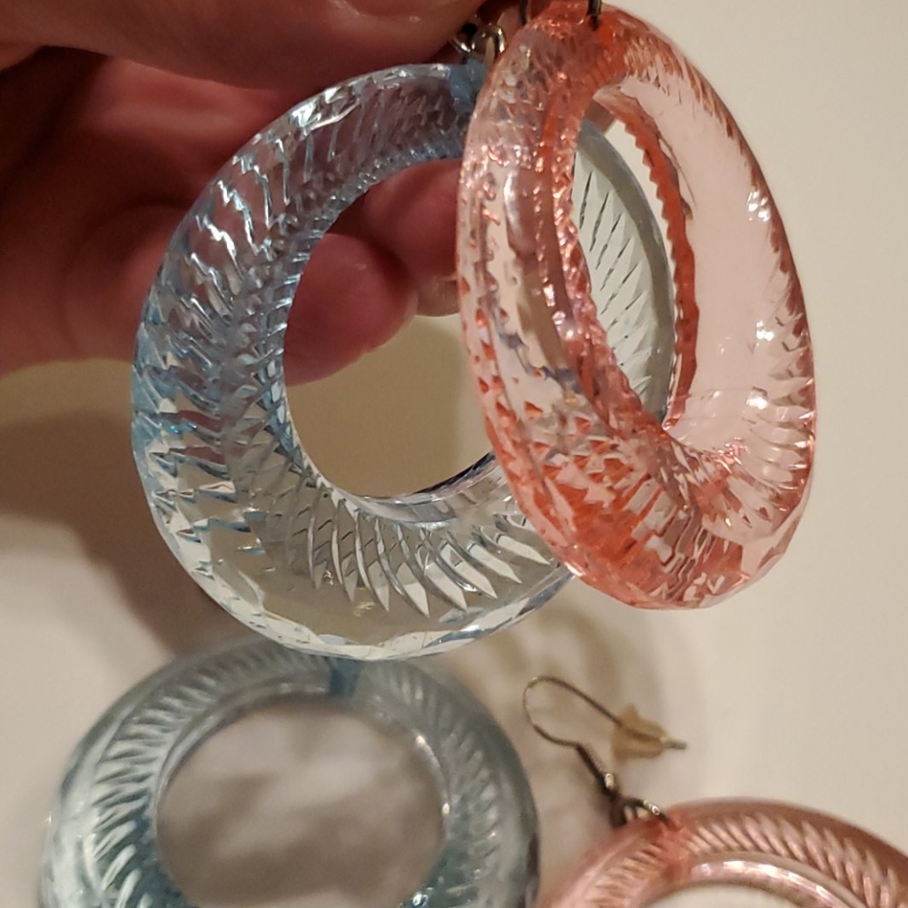 New 2 pairs of acrylic earrings, pink and blue - Picture 3 of 4